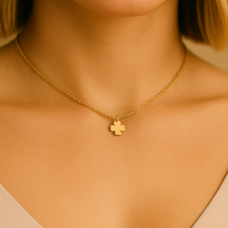 Femme portant un collier ras du cou doré avec pendentif trèfle en acier inoxydable