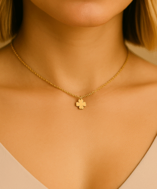 Femme portant un collier ras du cou doré avec pendentif trèfle en acier inoxydable