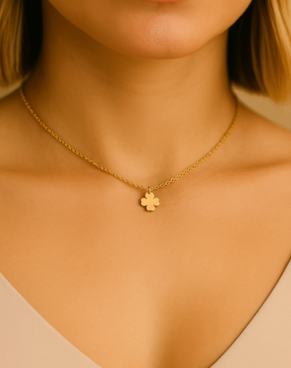 Femme portant un collier ras du cou doré avec pendentif trèfle en acier inoxydable