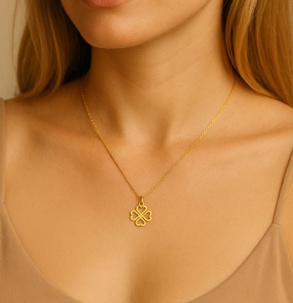 Femme portant un collier trèfle en acier inoxydable doré