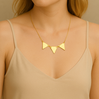 collier geometrique avec trois pendentifs triangle