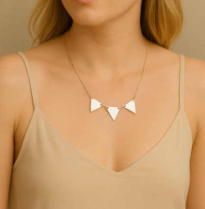 collier chaine fine avec triangles argenté