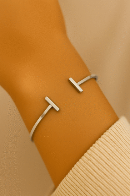 Bracelet jonc double barre argenté pour femme porté au poignet