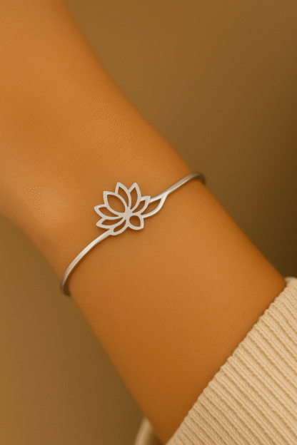 Bracelet jonc argenté en acier inoxydable avec fleur de lotus porté au poignet