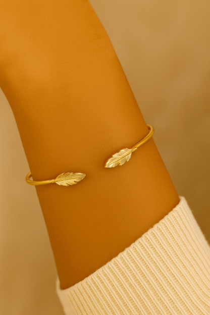 bracelet jonc ouvert avec plumes
