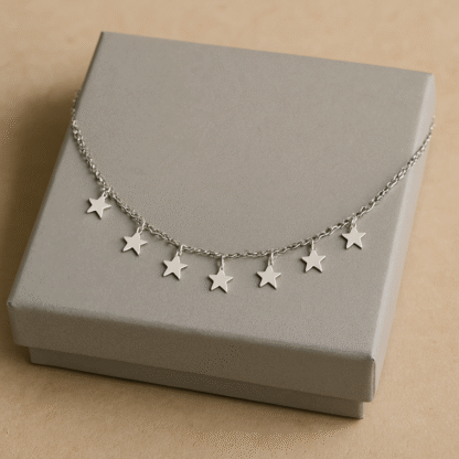 collier ras du cou minimaliste en acier inoxydable avec pendentifs étoiles présenté sur boîte