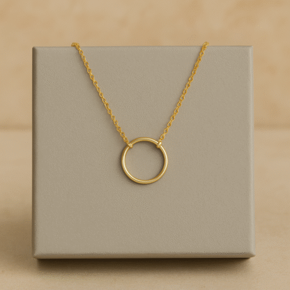 Collier cercle doré à l’or fin pour femme, style minimaliste ras du cou