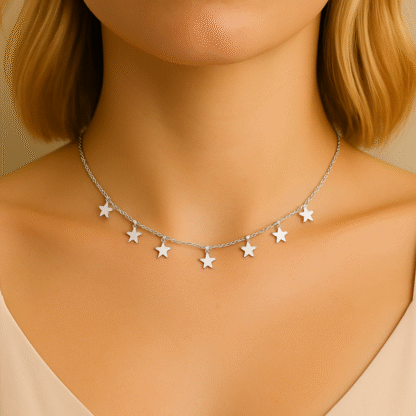 collier ras du cou argenté avec étoiles, porté par une femme