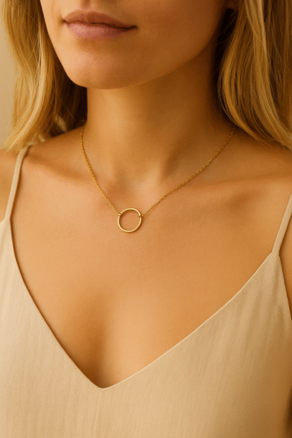 colleir ras du cou avec pendentif cercle fin doré suspendu à une chaîne courte dorée pour femme