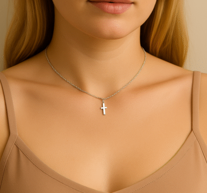 Femme portant un collier ras du cou avec croix en acier inoxydable argenté