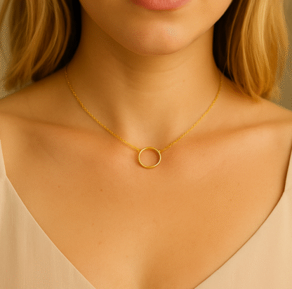 collier ras du cou avec cercle style minimalise