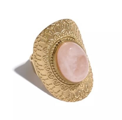 Bague pierre rose tendance 2024