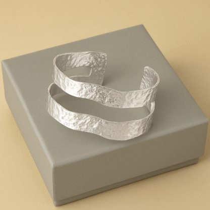 Bracelet manchette martelée argenté en métal rhodié pour femme sur boîte grise