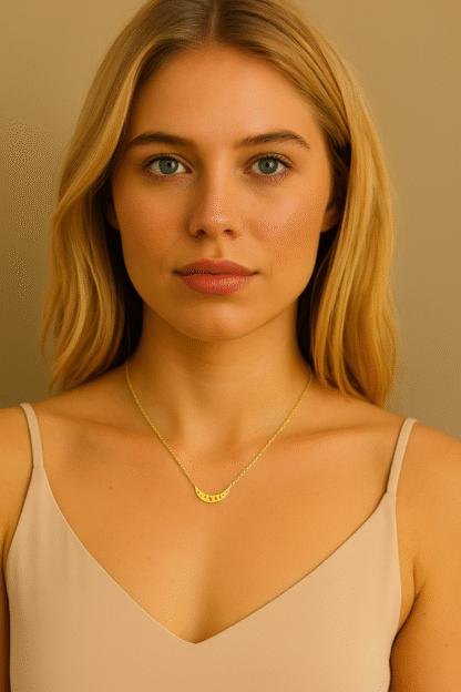 Femme portant un collier doré en acier inoxydable avec pendentif phases de lune