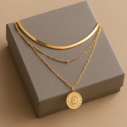 collier triple rang avec medaille pour femme
