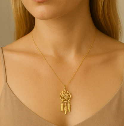 Collier avec pendentif attrape-rêves vu de près sur le cou d’une femme