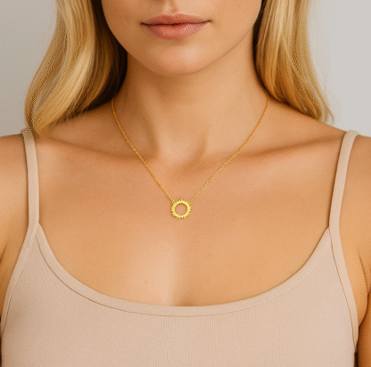 Femme portant un collier doré avec pendentif soleil en acier inoxydable
