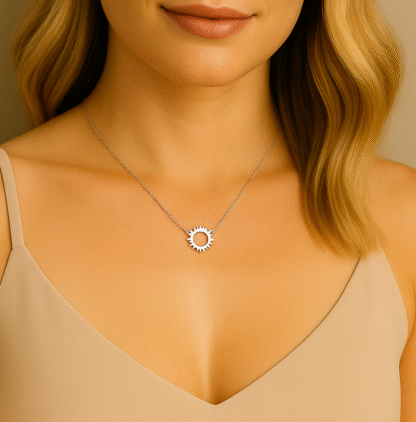 Femme portant un collier argenté avec pendentif soleil en acier inoxydable